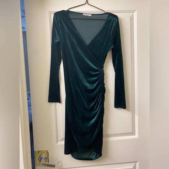 Guberry Women's Velvet Long Sleeve Bodycon Dress | Size Medium | Emerald Green - Picture 2 of 3